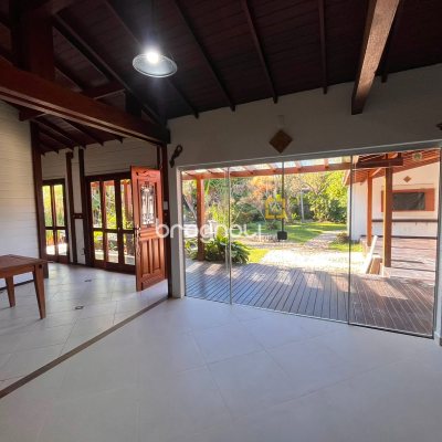 Casa com 313m², 3 quartos (sendo 2 suítes), 4 garagens, no bairro Rio Tavares em Florianópolis