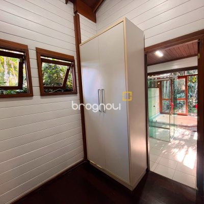Casa com 313m², 3 quartos (sendo 2 suítes), 4 garagens, no bairro Rio Tavares em Florianópolis