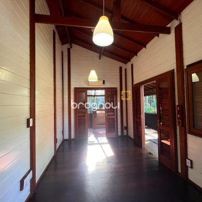 Casa com 313m², 3 quartos (sendo 2 suítes), 4 garagens, no bairro Rio Tavares em Florianópolis