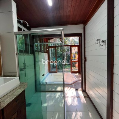 Casa com 313m², 3 quartos (sendo 2 suítes), 4 garagens, no bairro Rio Tavares em Florianópolis