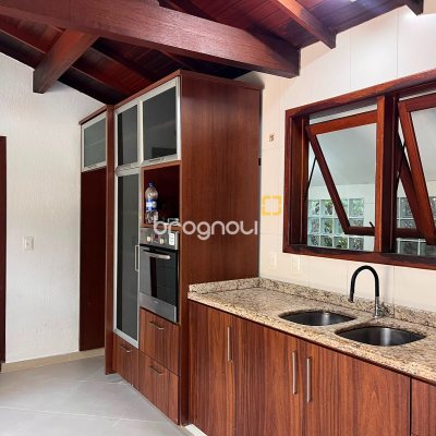 Casa com 313m², 3 quartos (sendo 2 suítes), 4 garagens, no bairro Rio Tavares em Florianópolis