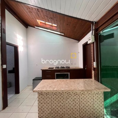 Casa com 313m², 3 quartos (sendo 2 suítes), 4 garagens, no bairro Rio Tavares em Florianópolis