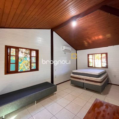 Casa com 313m², 3 quartos (sendo 2 suítes), 4 garagens, no bairro Rio Tavares em Florianópolis