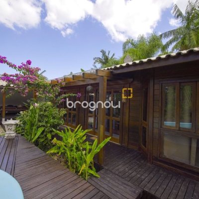 Casa com 313m², 3 quartos (sendo 2 suítes), 4 garagens, no bairro Rio Tavares em Florianópolis