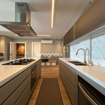 Cobertura com 289m², 3 quartos (sendo 3 suítes), 4 garagens, no bairro Estreito em Florianópolis