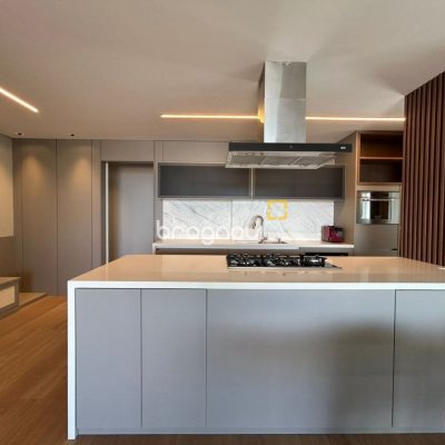 Cobertura com 289m², 3 quartos (sendo 3 suítes), 4 garagens, no bairro Estreito em Florianópolis