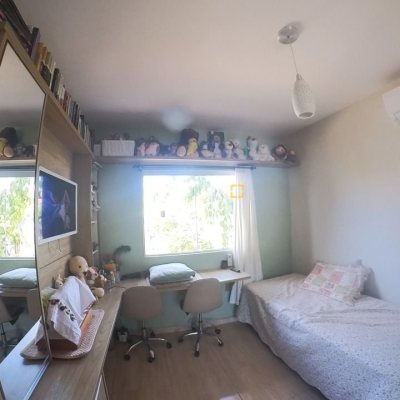 Casa com 83m², 2 quartos, 3 garagens, no bairro Rio Vermelho em Florianópolis