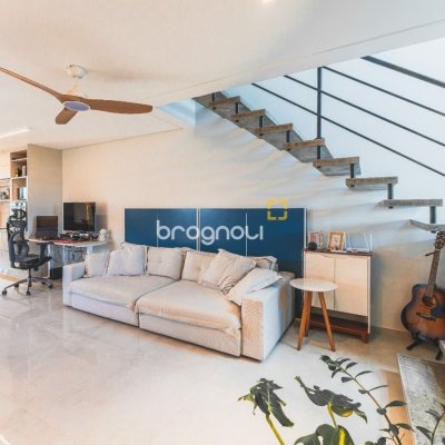 Casa com 160m², 3 quartos (sendo 1 suíte), 2 garagens, no bairro Campeche em Florianópolis