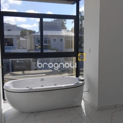 Casa com 140m², 3 quartos (sendo 3 suítes), 2 garagens, no bairro Ingleses em Florianópolis