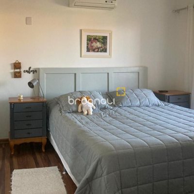 Casa com 239m², 5 quartos (sendo 1 suíte), 2 garagens, no bairro Carianos em Florianópolis
