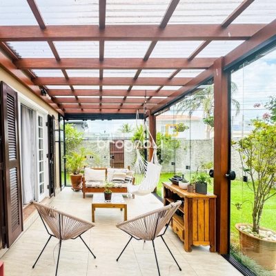 Casa com 239m², 5 quartos (sendo 1 suíte), 2 garagens, no bairro Carianos em Florianópolis