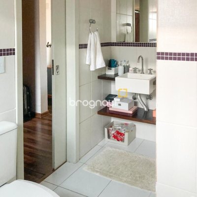 Casa com 239m², 5 quartos (sendo 1 suíte), 2 garagens, no bairro Carianos em Florianópolis