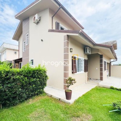 Casa com 239m², 5 quartos (sendo 1 suíte), 2 garagens, no bairro Carianos em Florianópolis