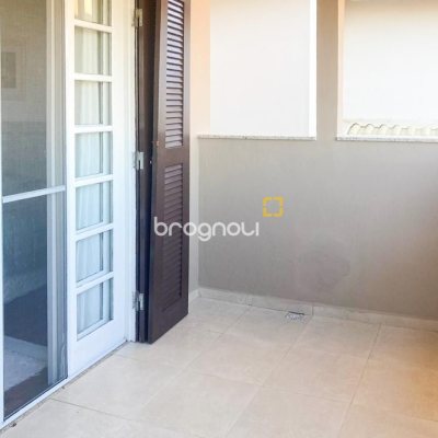 Casa com 239m², 5 quartos (sendo 1 suíte), 2 garagens, no bairro Carianos em Florianópolis