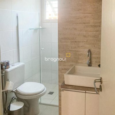 Casa com 239m², 5 quartos (sendo 1 suíte), 2 garagens, no bairro Carianos em Florianópolis