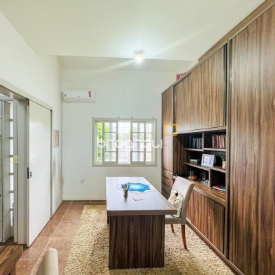 Casa com 239m², 5 quartos (sendo 1 suíte), 2 garagens, no bairro Carianos em Florianópolis