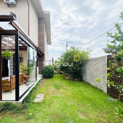 Casa com 239m², 5 quartos (sendo 1 suíte), 2 garagens, no bairro Carianos em Florianópolis