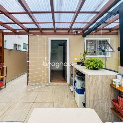 Casa com 239m², 5 quartos (sendo 1 suíte), 2 garagens, no bairro Carianos em Florianópolis