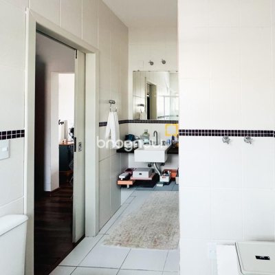 Casa com 239m², 5 quartos (sendo 1 suíte), 2 garagens, no bairro Carianos em Florianópolis