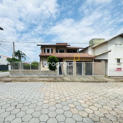 Casa com 239m², 5 quartos (sendo 1 suíte), 2 garagens, no bairro Carianos em Florianópolis