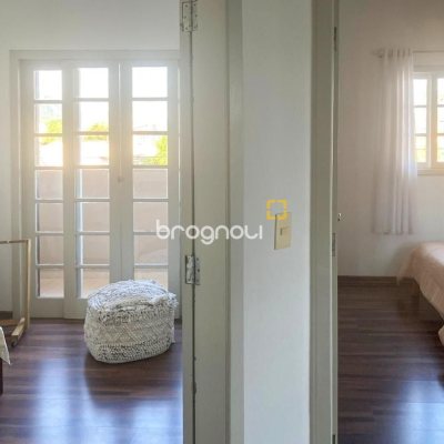 Casa com 239m², 5 quartos (sendo 1 suíte), 2 garagens, no bairro Carianos em Florianópolis