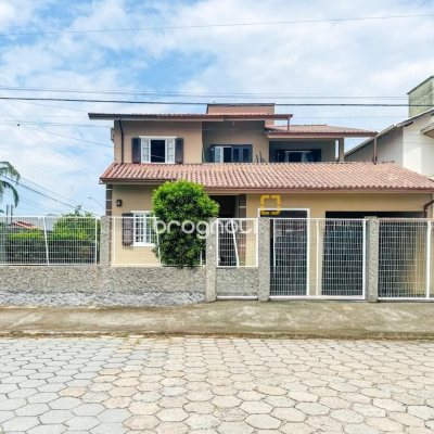 Casa com 239m², 5 quartos (sendo 1 suíte), 2 garagens, no bairro Carianos em Florianópolis