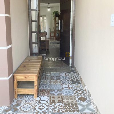 Casa com 239m², 5 quartos (sendo 1 suíte), 2 garagens, no bairro Carianos em Florianópolis