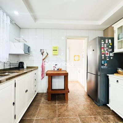Casa com 239m², 5 quartos (sendo 1 suíte), 2 garagens, no bairro Carianos em Florianópolis