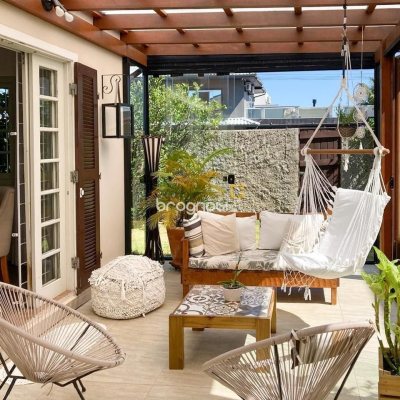Casa com 239m², 5 quartos (sendo 1 suíte), 2 garagens, no bairro Carianos em Florianópolis