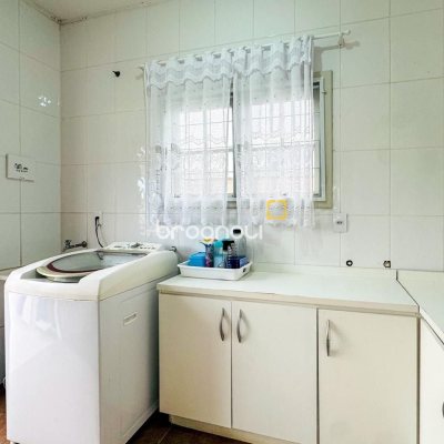 Casa com 239m², 5 quartos (sendo 1 suíte), 2 garagens, no bairro Carianos em Florianópolis