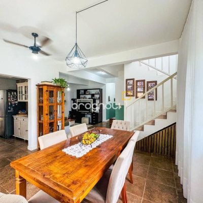 Casa com 239m², 5 quartos (sendo 1 suíte), 2 garagens, no bairro Carianos em Florianópolis