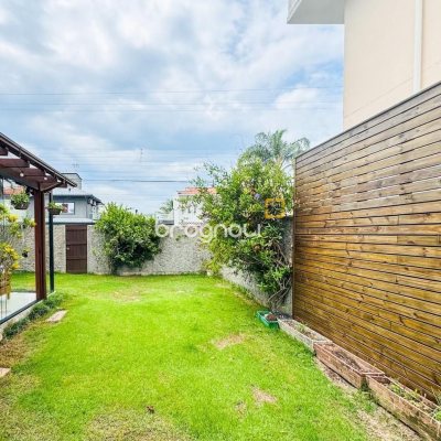 Casa com 239m², 5 quartos (sendo 1 suíte), 2 garagens, no bairro Carianos em Florianópolis