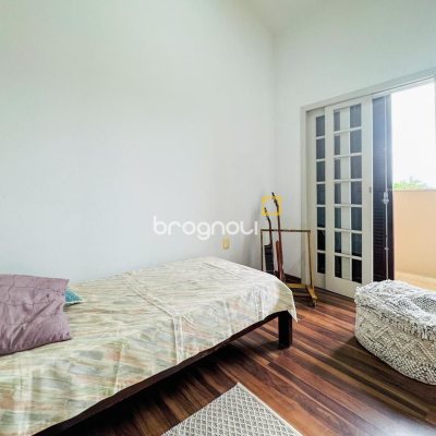 Casa com 239m², 5 quartos (sendo 1 suíte), 2 garagens, no bairro Carianos em Florianópolis