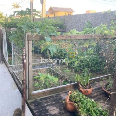 Casa com 239m², 5 quartos (sendo 1 suíte), 2 garagens, no bairro Carianos em Florianópolis