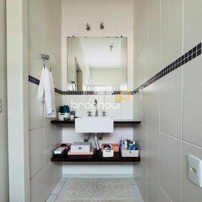 Casa com 239m², 5 quartos (sendo 1 suíte), 2 garagens, no bairro Carianos em Florianópolis