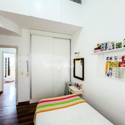 Casa com 239m², 5 quartos (sendo 1 suíte), 2 garagens, no bairro Carianos em Florianópolis