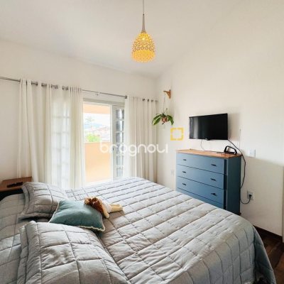 Casa com 239m², 5 quartos (sendo 1 suíte), 2 garagens, no bairro Carianos em Florianópolis