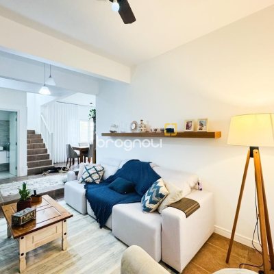 Casa com 239m², 5 quartos (sendo 1 suíte), 2 garagens, no bairro Carianos em Florianópolis