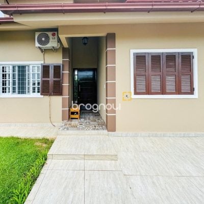 Casa com 239m², 5 quartos (sendo 1 suíte), 2 garagens, no bairro Carianos em Florianópolis