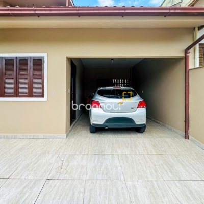 Casa com 239m², 5 quartos (sendo 1 suíte), 2 garagens, no bairro Carianos em Florianópolis