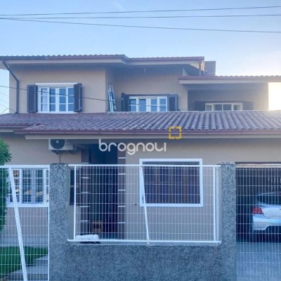 Casa com 239m², 5 quartos (sendo 1 suíte), 2 garagens, no bairro Carianos em Florianópolis