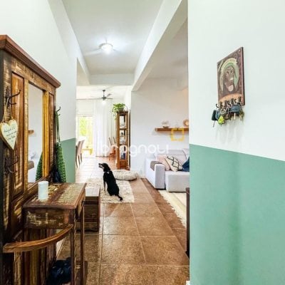 Casa com 239m², 5 quartos (sendo 1 suíte), 2 garagens, no bairro Carianos em Florianópolis