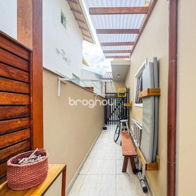 Casa com 239m², 5 quartos (sendo 1 suíte), 2 garagens, no bairro Carianos em Florianópolis