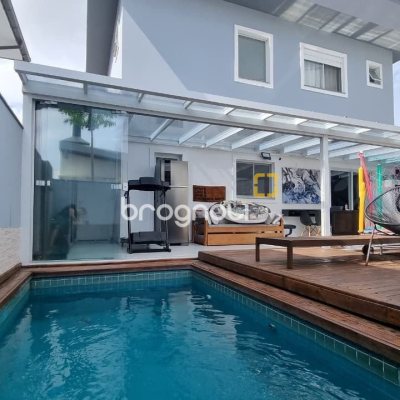 Casa de Condomínio com 138m², 3 quartos (sendo 3 suítes), 2 garagens, no bairro Cachoeira do Bom Jesus em Florianópolis