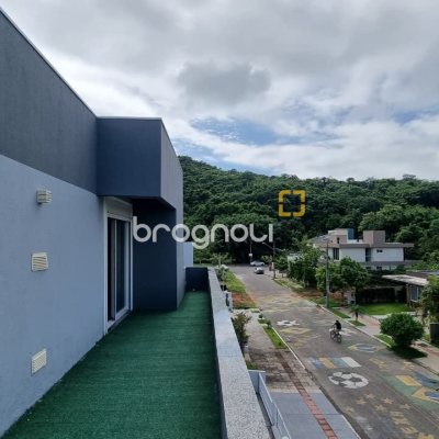 Casa de Condomínio com 138m², 3 quartos (sendo 3 suítes), 2 garagens, no bairro Cachoeira do Bom Jesus em Florianópolis