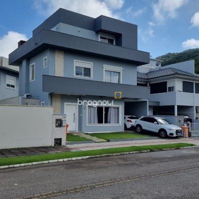 Casa de Condomínio com 138m², 3 quartos (sendo 3 suítes), 2 garagens, no bairro Cachoeira do Bom Jesus em Florianópolis