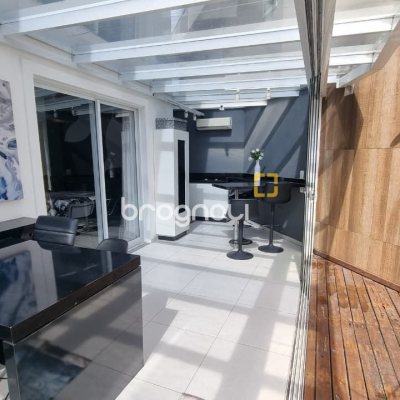 Casa de Condomínio com 138m², 3 quartos (sendo 3 suítes), 2 garagens, no bairro Cachoeira do Bom Jesus em Florianópolis