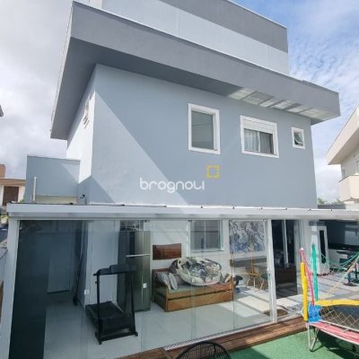 Casa de Condomínio com 138m², 3 quartos (sendo 3 suítes), 2 garagens, no bairro Cachoeira do Bom Jesus em Florianópolis