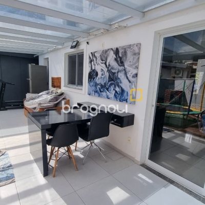 Casa de Condomínio com 138m², 3 quartos (sendo 3 suítes), 2 garagens, no bairro Cachoeira do Bom Jesus em Florianópolis