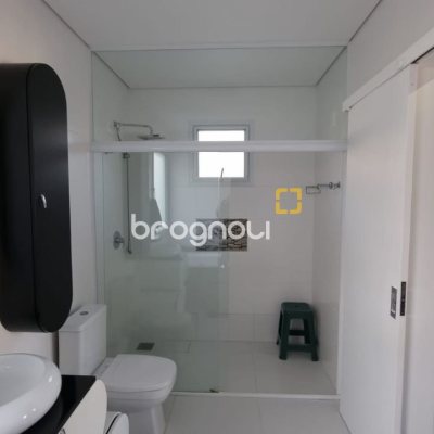 Casa de Condomínio com 138m², 3 quartos (sendo 3 suítes), 2 garagens, no bairro Cachoeira do Bom Jesus em Florianópolis